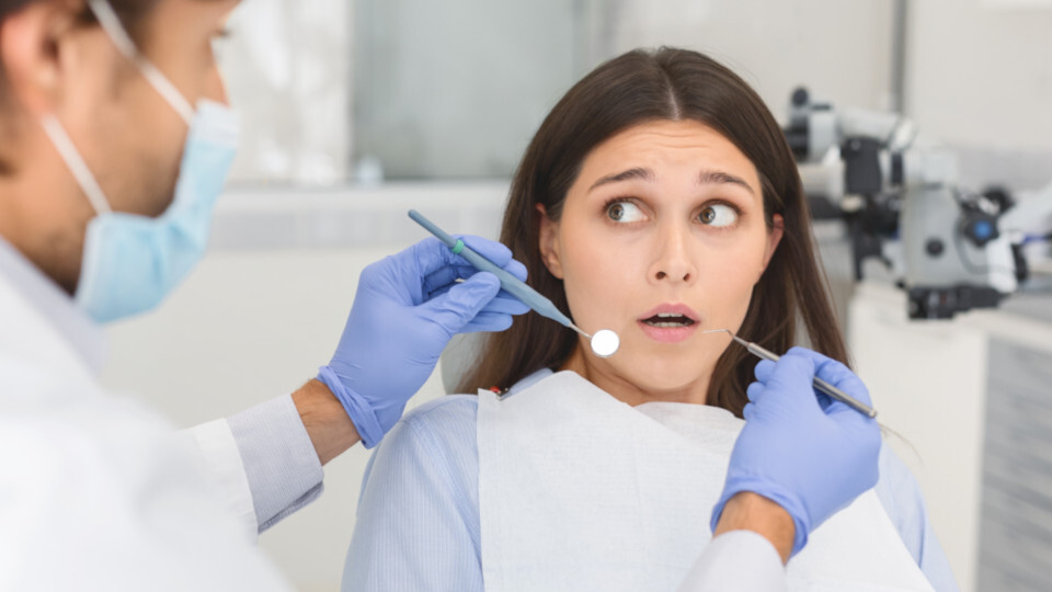Eine Frau mit Zahnarztangst